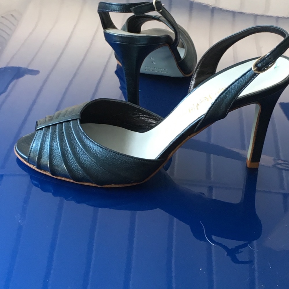 Cynthia Rawley Size 8B Blue peep toe heels.